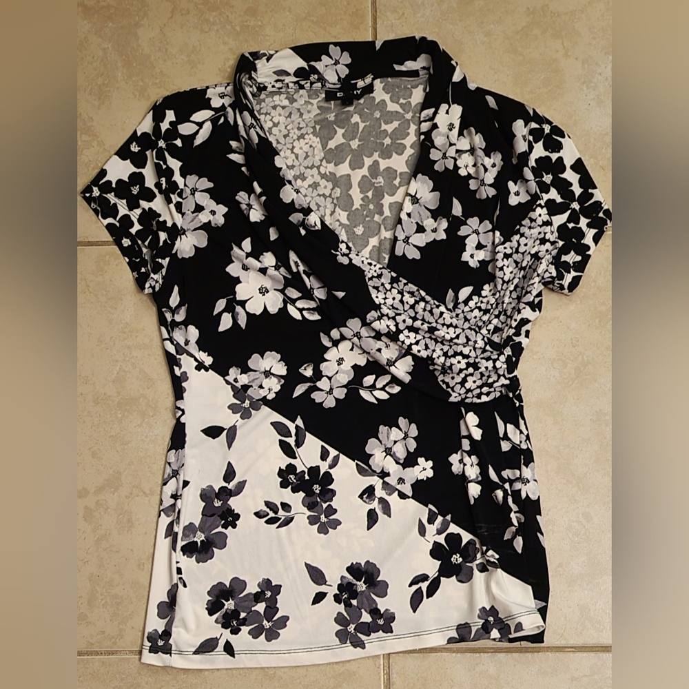 DKNY Black & White Top, Size L,  Excellent Condition- Looks New